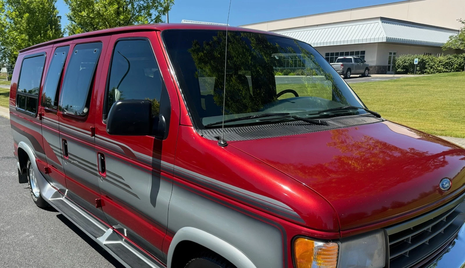 1996 Ford E-Series Van - Image 8
