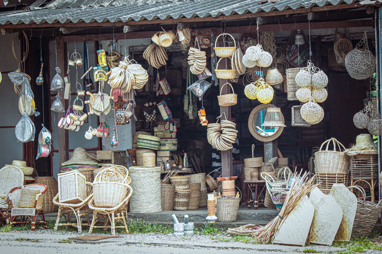 Explore an array of handcrafted wicker baskets and furniture in Weweldeniya, showcasing Sri Lankan craftsmanship.